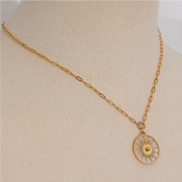 Pearl Shell Starburst Pendant Paperclip Chain 18K Real Gold Plated Necklace - Picture 4 of 10